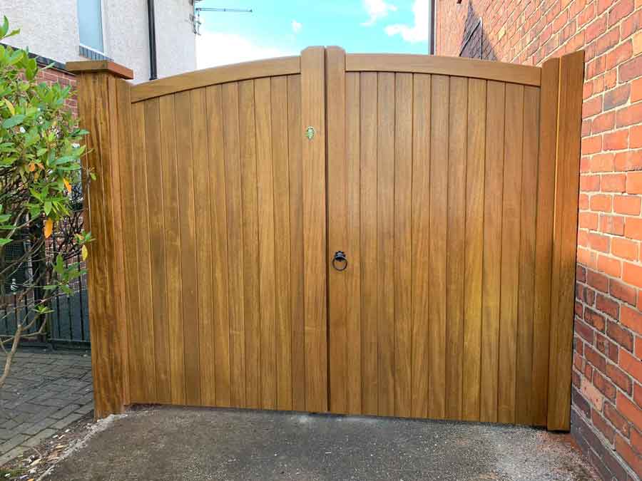 Wooden driveway gates fitters Stirling 