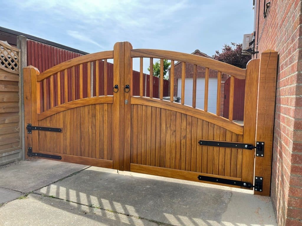 Wooden driveway gate fitters Stirling 